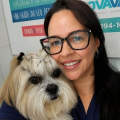 Maria Rosângela, responsável pela recepção da NovaVet, com um paciente no colo